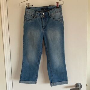 LIQUID JEANS,  Capri Jeans with cuffs, Size 5/6. Metal zipper closure.